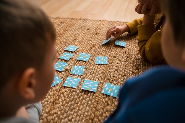 Foto niños de alto ángulo jugando juegos de memoria.