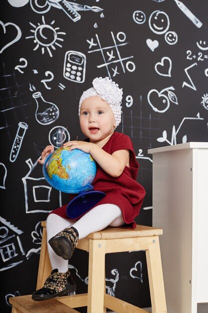 Niños alumna estudian en la escuela el primero de septiembre, último día de estudio, cambio entre clases.