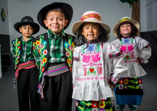 Foto niños andinos peruanos en una pequeña danza tradicional llamada huaylas