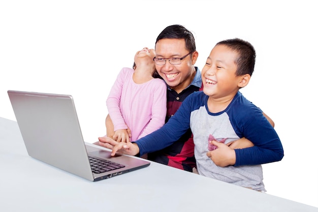 Niños animando mientras su padre les enseña