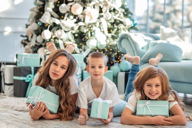 Niños en la apertura del árbol de Navidad presenta en la mañana de Navidad.