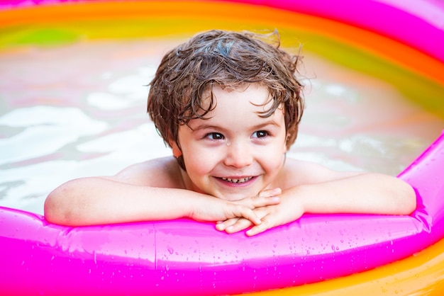 Los niños aprenden a nadar disfrutando en la piscina niño feliz nadando en una piscina niño divirtiéndose en verano