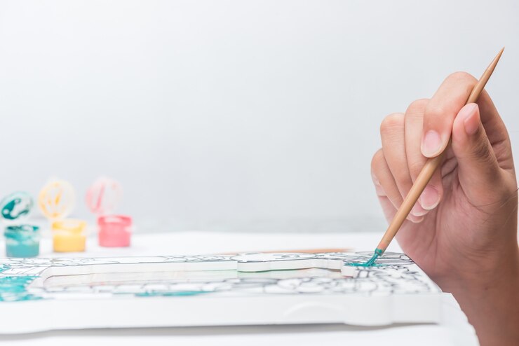 Foto los niños aprenden a pintar y colorear en el aula.