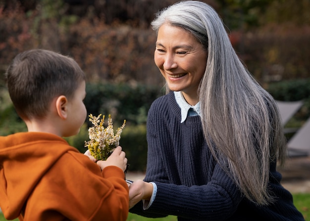 Los niños aprenden sobre el medio ambiente.