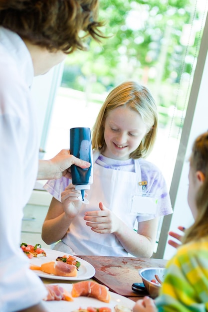 Niños aprendiendo a cocinar en una clase de cocina.