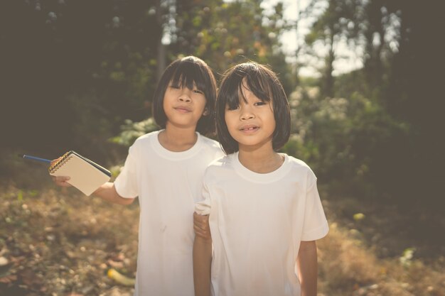 Niños aprendiendo en la naturaleza del bosque.