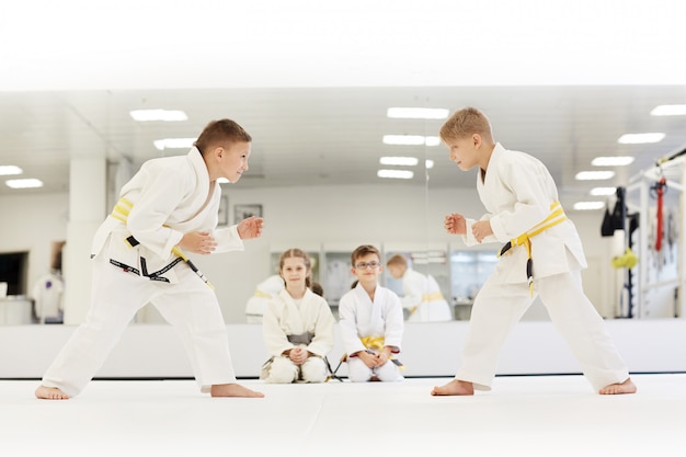 Niños aprendiendo a pelear en la clase de karate