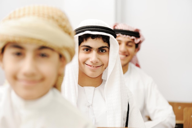 Niños árabes en el aula de la escuela