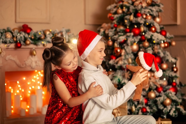 Niños en el árbol de Navidad en un interior festivo