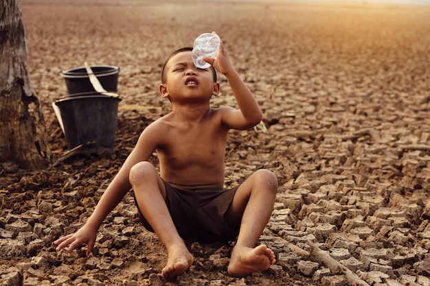 Los niños asiáticos carecen actualmente de agua limpia para el consumo.