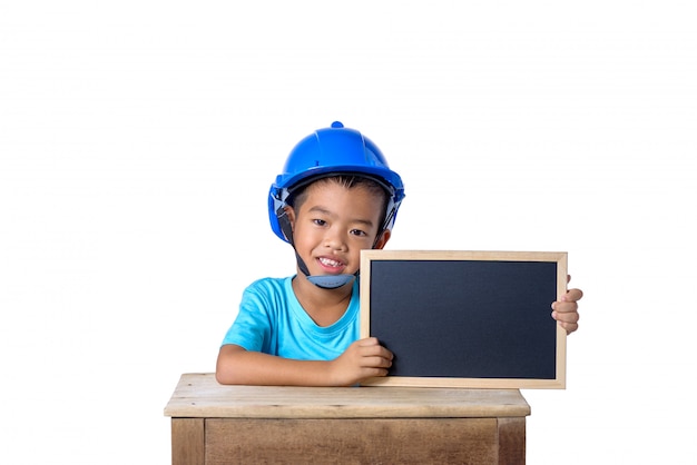 Niños asiáticos con casco de seguridad y sonriendo con pizarra aislada sobre fondo blanco. Concepto de niños y educación