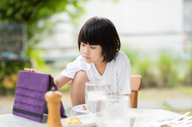 Los niños asiáticos disfrutan comiendo comida