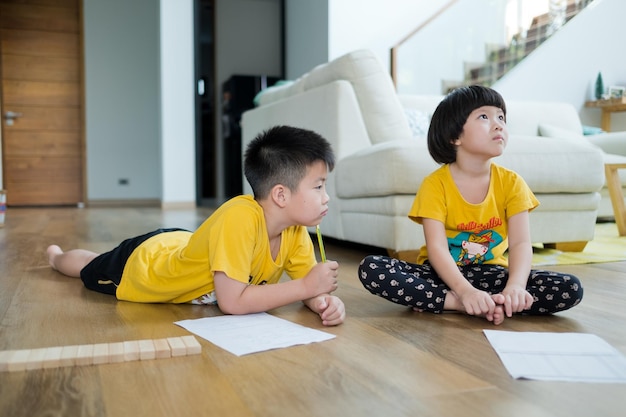 Los niños asiáticos están aprendiendo la escuela en casa en línea.