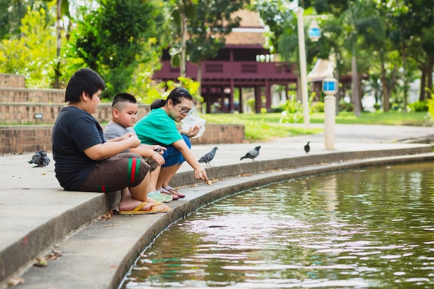 Los niños asiáticos exploran