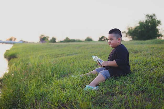 Los niños asiáticos exploran