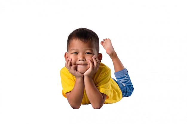 Niños asiáticos felices que mienten en fondo blanco aislado piso