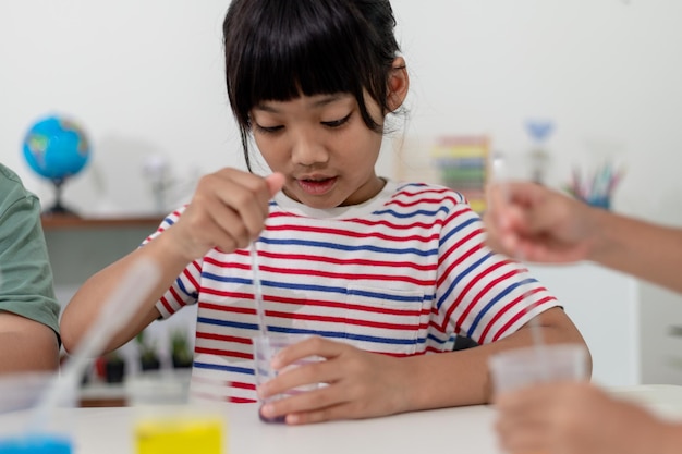 Niños asiáticos hacen experimentos químicos en su casa