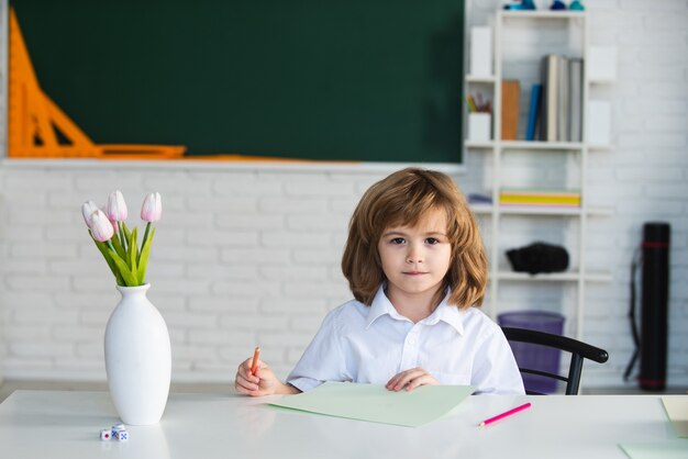 Niños en el aula en la educación escolar y el aprendizaje para niños.