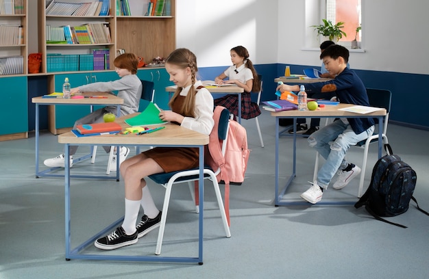 Foto niños en el aula tomando clases de inglés