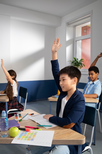 Foto niños en el aula tomando clases de inglés