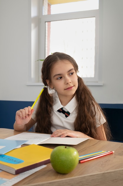 Foto niños en el aula tomando clases de inglés