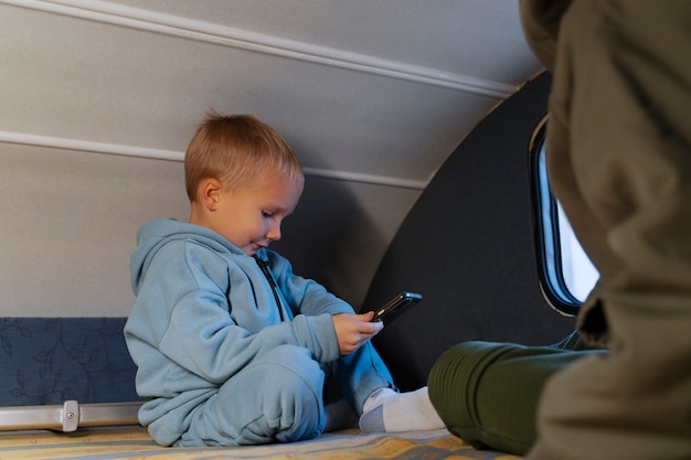 Foto niños en autocaravana de cerca