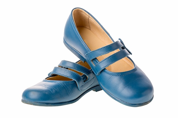 Niños azules zapatos de cuero para niñas aisladas sobre fondo blanco.