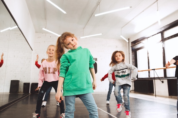 Los niños bailando en la escuela de baile.