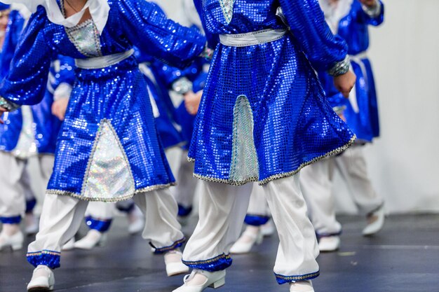 Niños bailando tradicional danzas folclóricas rusas.