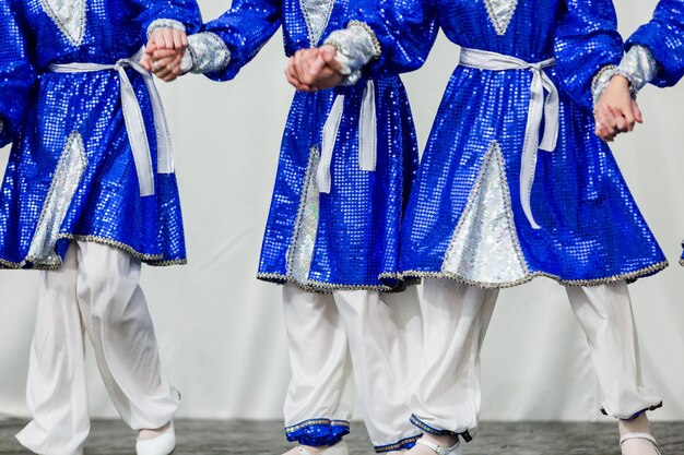 Niños bailando tradicional danzas folclóricas rusas.