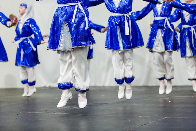 Niños bailando tradicional danzas folclóricas rusas.