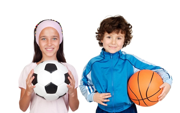 Niños con balones deportivos aislados en un fondo blanco