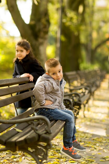 Niños en el banco