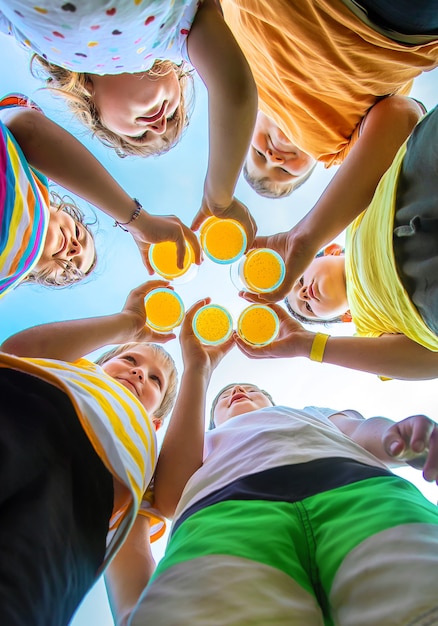 Los niños beben limonada juntos en la calle.