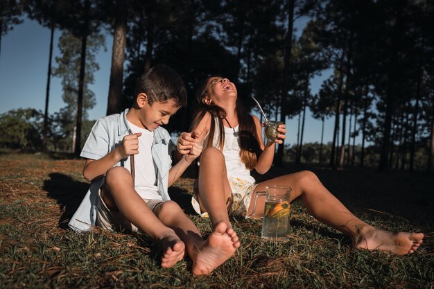 Niños bebiendo una bebida local. TererÃƒÂƒÃ‚Â ©.