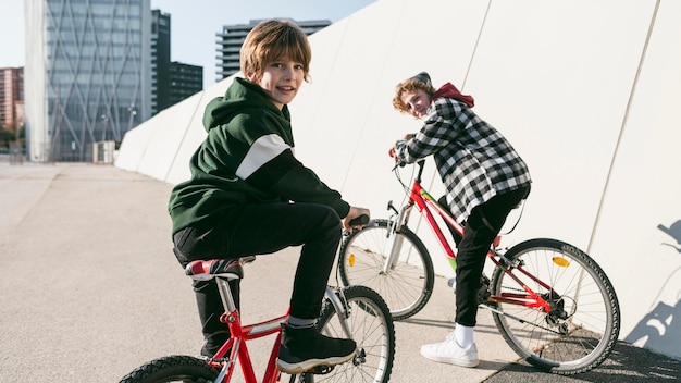 Niños en bicicleta afuera.