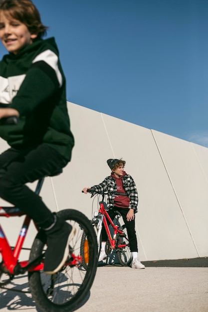 Foto niños en bicicleta al aire libre.