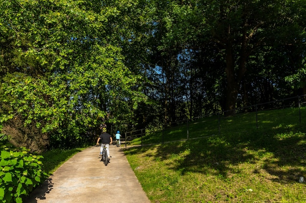 Niños en bicicleta en un parque del municipio de Lezo, un pequeño pueblo costero de la provincia de Gipuzkoa, País Vasco