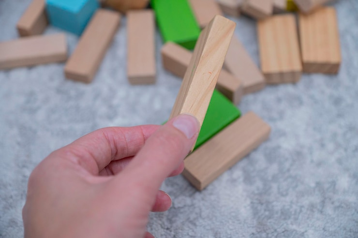 Foto niños bloques de madera piezas para juegosconcepto de juego de tablerojogos entretenidos para niños