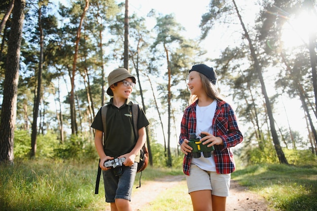 Niños en bosque verde jugando concepto de vacaciones y viajes para niños