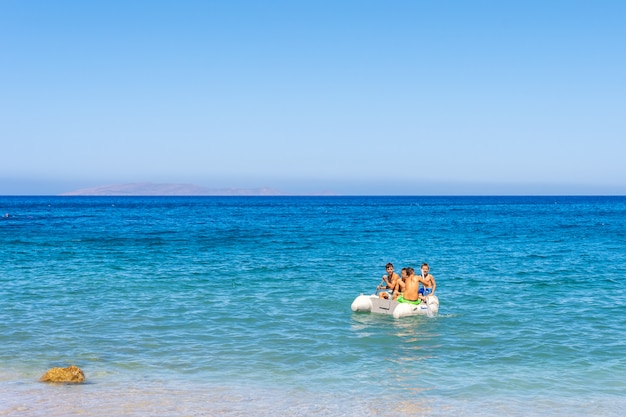 Niños en un bote inflable en el mar