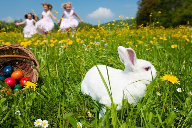 Niños en búsqueda de huevos de Pascua con conejito