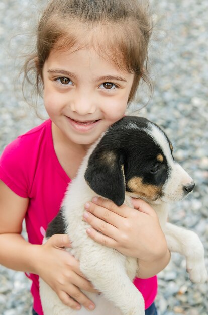 Foto niños con un cachorrito.