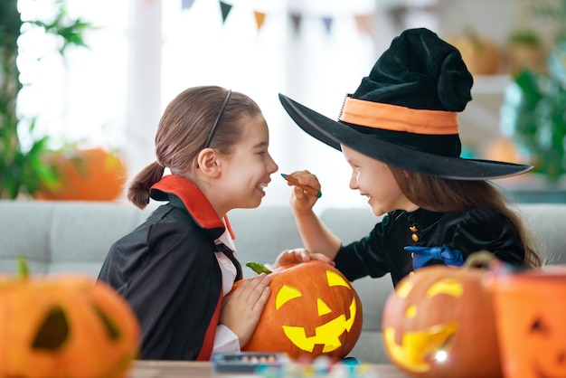 Niños con calabaza tallada