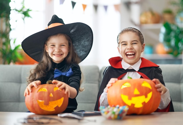 Niños con calabaza tallada