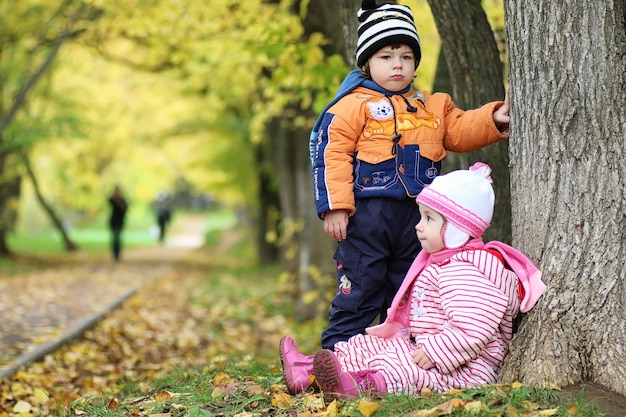 Los niños en la calle juegan primavera.