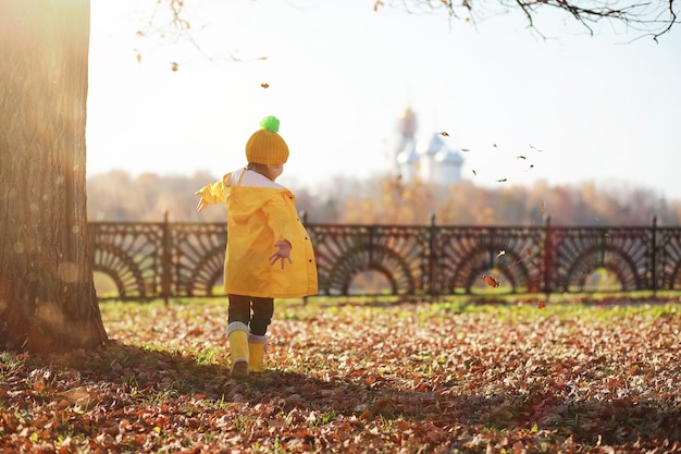 Los niños caminan en el parque de otoño en el otoño.