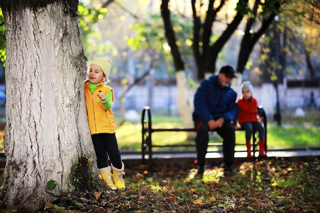 Los niños caminan en el parque de otoño en el otoño.