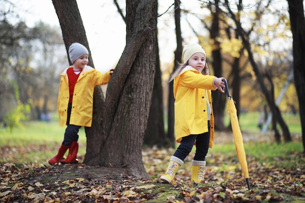 Los niños caminan en el parque de otoño en el otoño.