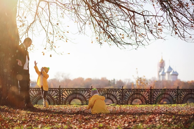 Los niños caminan en el parque de otoño en el otoño.